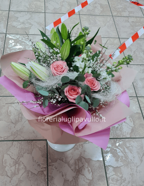 Bouquet con fiori chiari