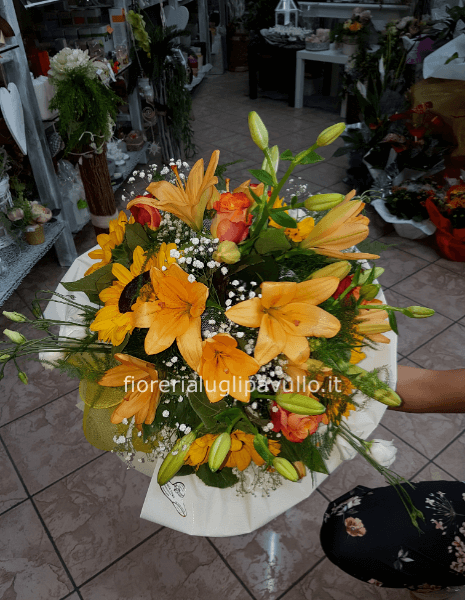 Bouquet di lilium e altri stagionali