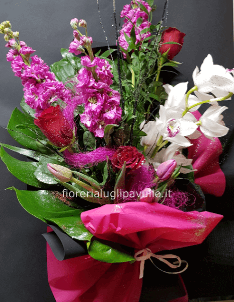 Mazzo di fiori violacciocche, rose, dendrobium, tulipani