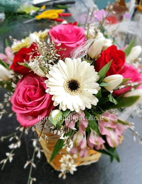 Cesto con fiori primaverili.