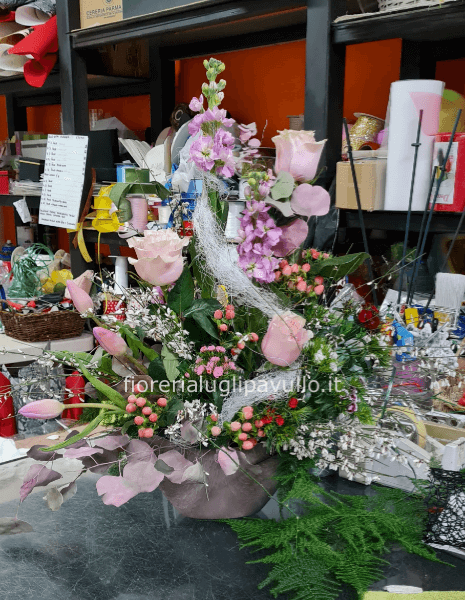 Cestino o ciotola con vari fiori (a scelta)