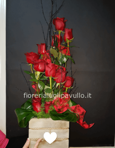 composizione  con 12 rose rosse a spirale