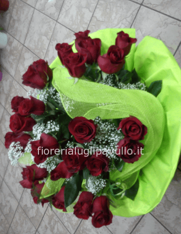 Bouquet di rose rosse medie confezionato.