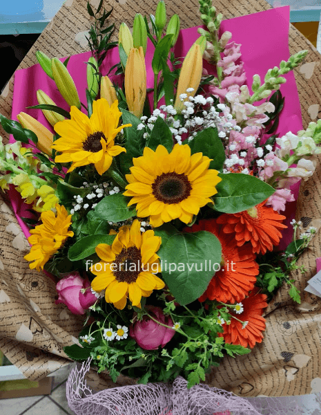 fascio di rose e altri fiori di stagione