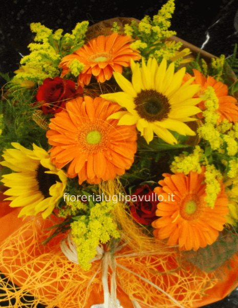 Bouquet di fiori assortiti con mimosa
