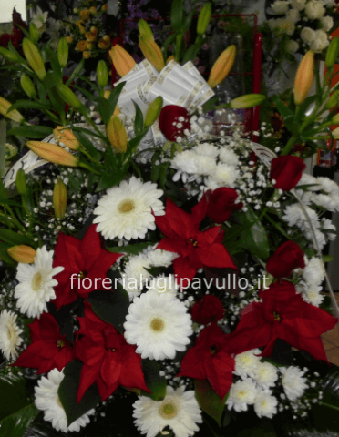 cesto funebre con rose, gigli e altri fiori