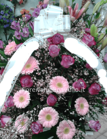 cesto funebre con fiori misti di stagione