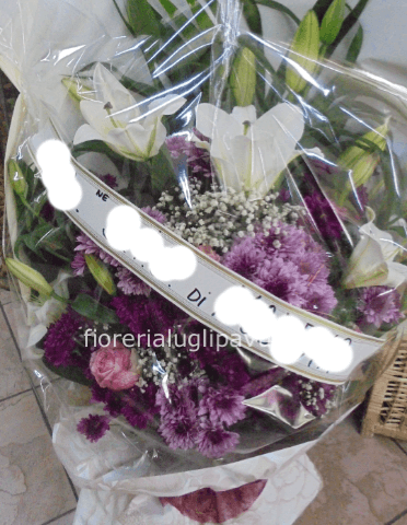 mazzo funebre con fiori misti e verdi