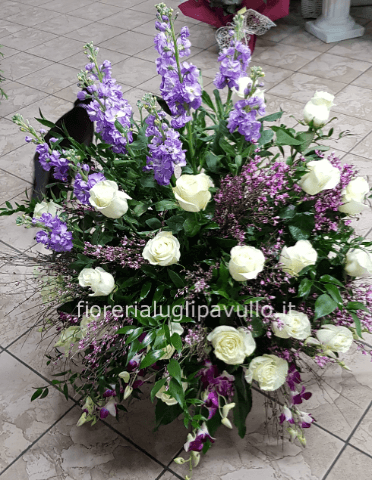 cesto o ciotola in fiori freschi di stagione e verdi h cm70 larg.cm 60 circa