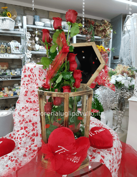 composizione in lanterna di rose rosse a spirale