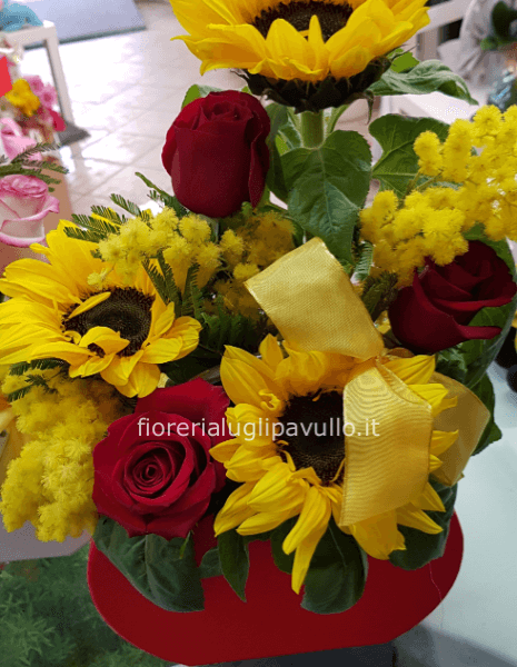 flowers box con girasoli rose e mimosa