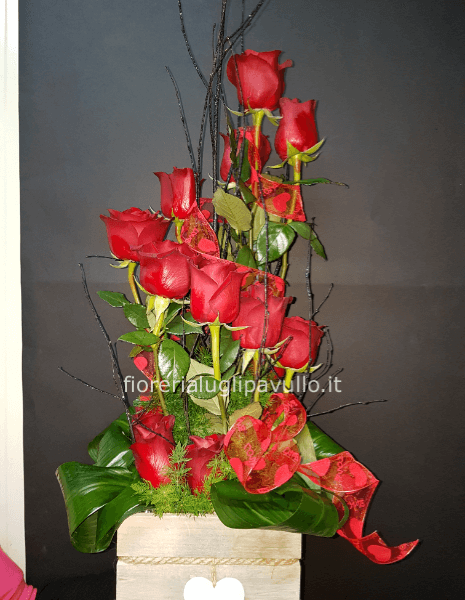 rose rosse a spirale in cassetta