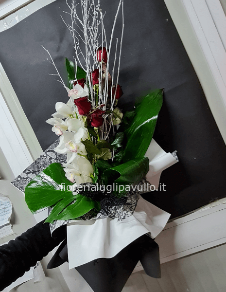 mazzo glamour in nero con rose e sterpi come in foto