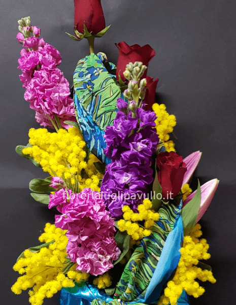 flowers box con vari fiori e mimosa