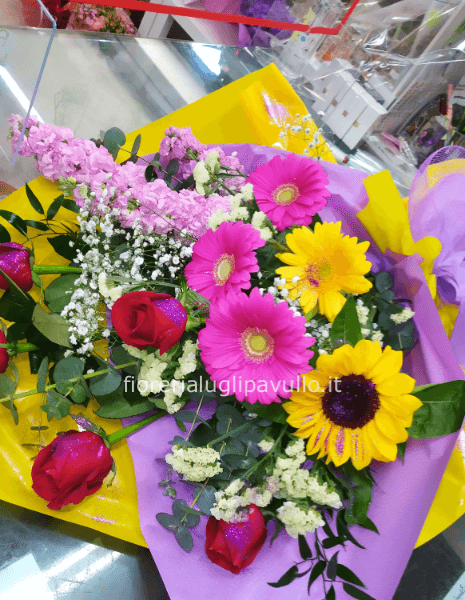 mazzo a fascio di fiori colorati misti