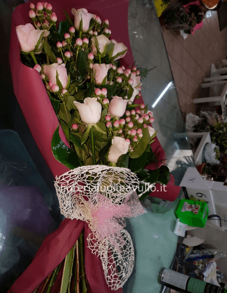 mmazzo di rose rosa e hipericum
