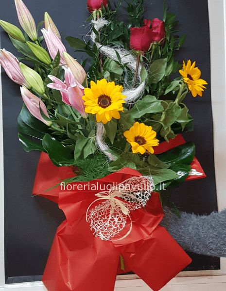 mazzo fascio con rose girasoli e gligli