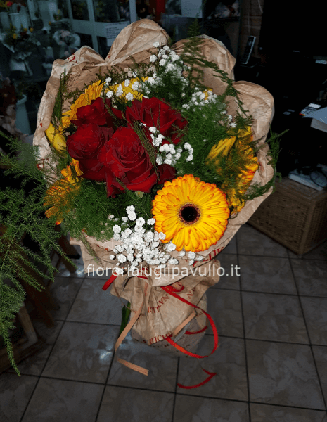 bouquet con rose rosse e gerbere