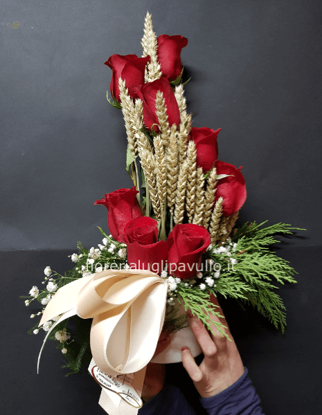 composizione su spugna con rose a spirale e spighe