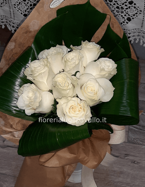 mazzo di rose a teste unite con foglie e confezione semplice