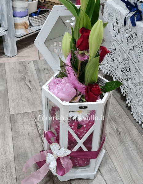 composizione su lanterna di fiori veri su spugna