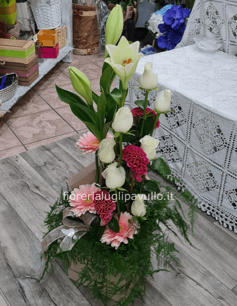 composizione in flowers box stilografate da noi con fiori freschi