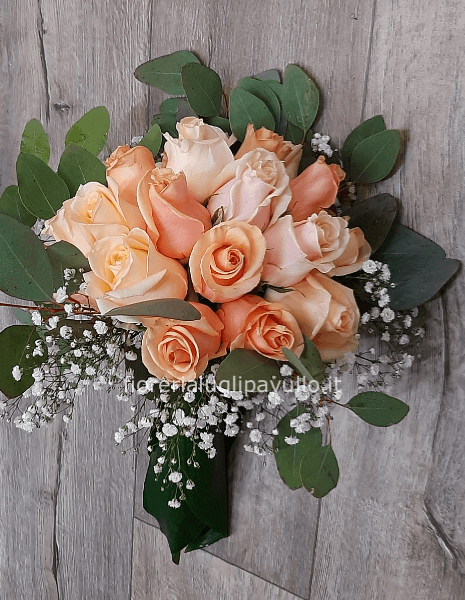 bouquet di rose senza confezione sul naturale
