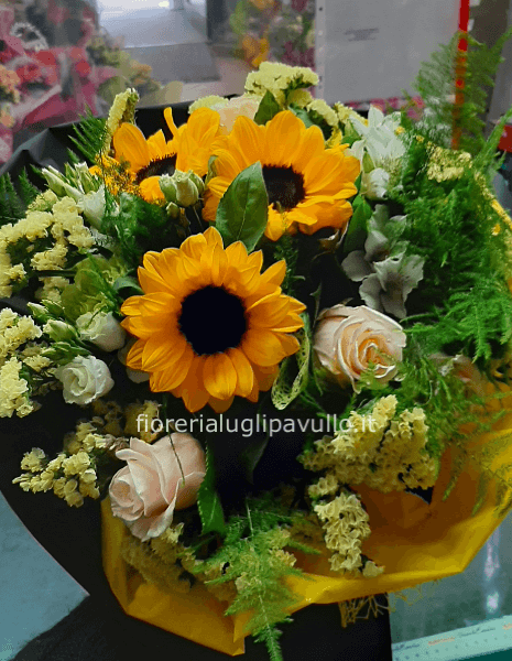 bouquet di girasoli rose salmone o crema, statice e altro