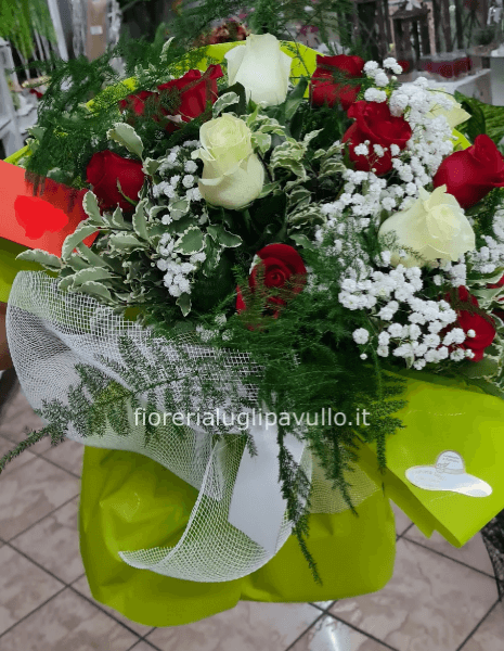 bouquet di rose rosse e bianche
