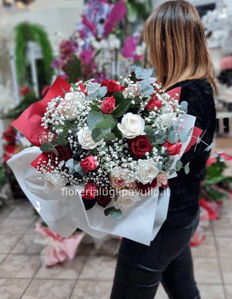 mazzone di rose miste come foto